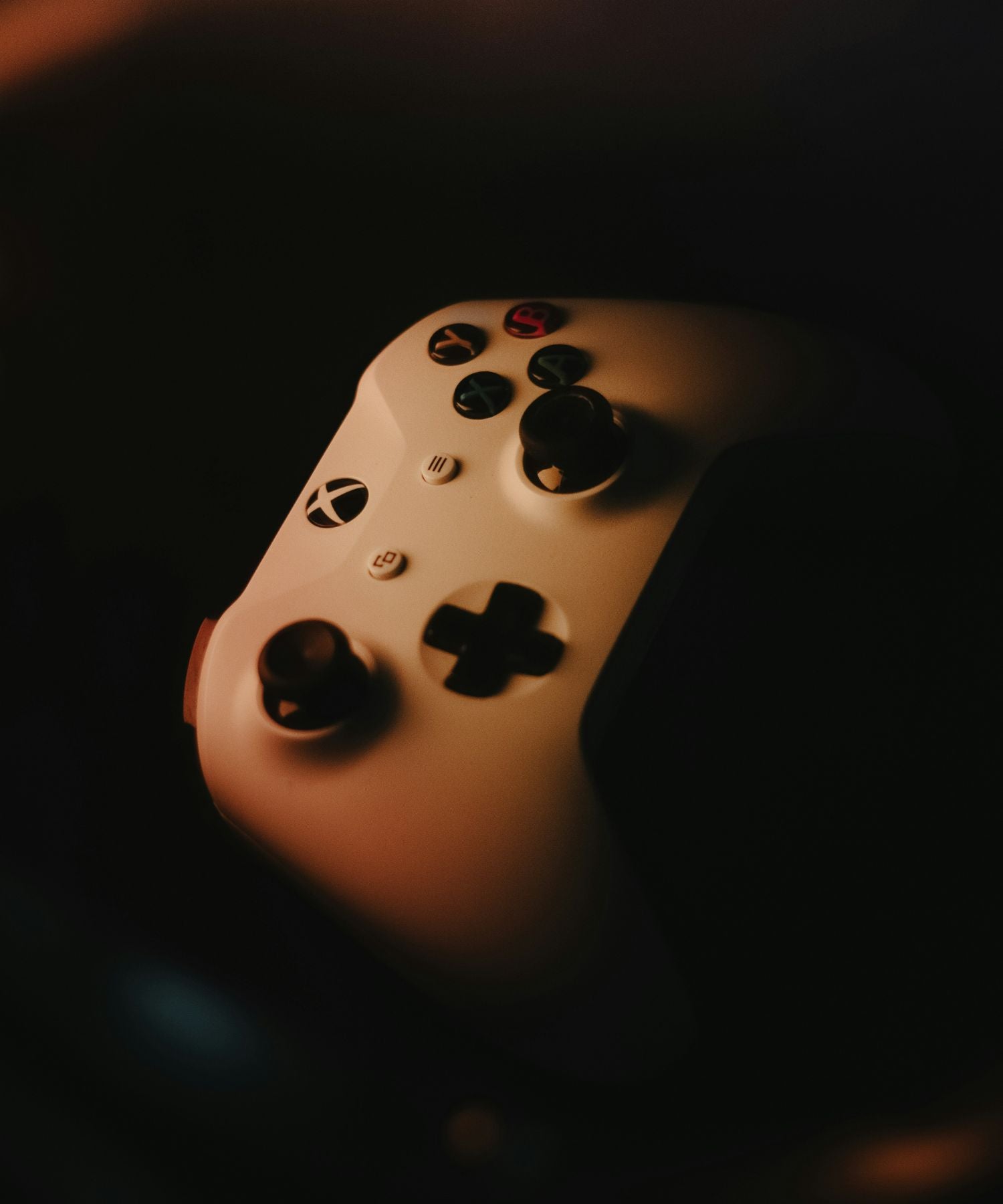 Manette Xbox One blanche éclairer par une lumière tamisée