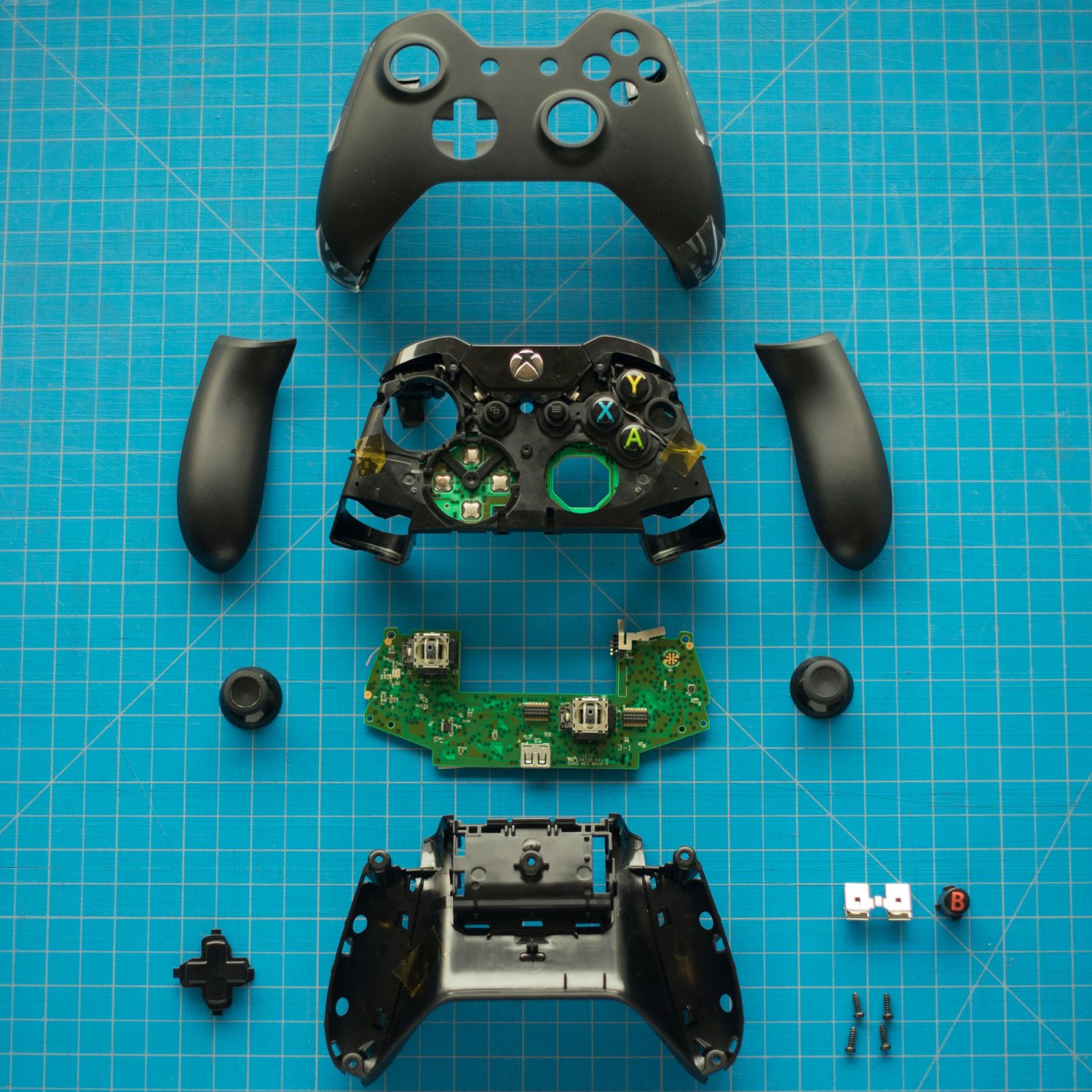Manette Xbox démontée avec ses composants visibles